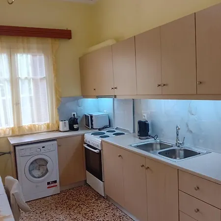 Traditional House In Aigio Dhiyellótika