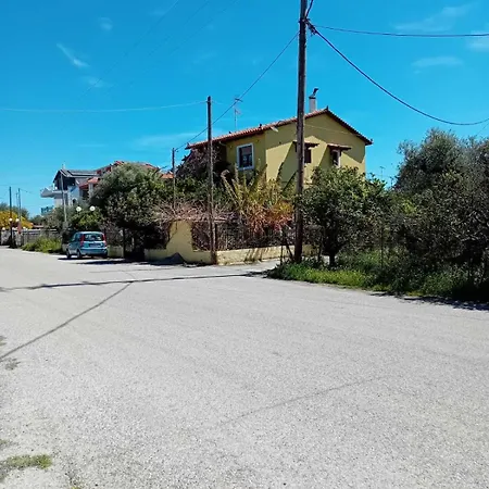 Traditional House In Aigio Semesterbostad *