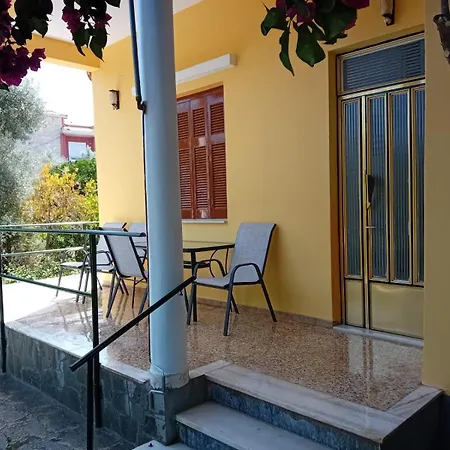 Traditional House In Aigio * Dhiyellótika