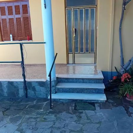 Traditional House In Aigio Semesterbostad *